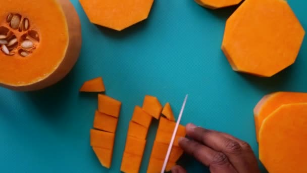 Platte Lay Video Van Persoon Handen Voorbereiding Pompoen Butternut Squash — Stockvideo