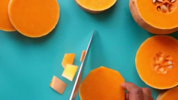 Platte Lay Video Van Persoon Handen Voorbereiding Pompoen Butternut Squash — Stockvideo