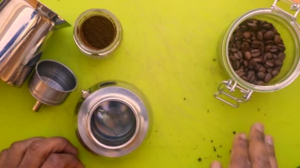 주전자로 에스프레소 커피를 준비하는 사람의 — 비디오