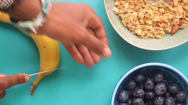 Plano Vista Laico Persona Preparando Cereales Muesli Con Frutas — Vídeo de stock