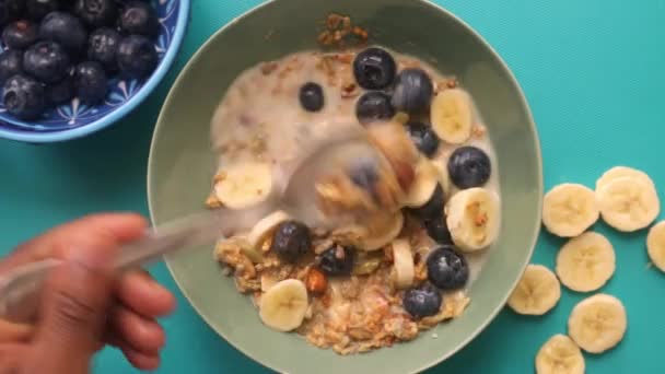 Piatto Laico Vista Persona Preparazione Muesli Cereali Con Frutta — Video Stock