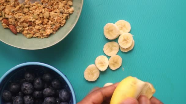 Couché Plat Personne Préparant Des Céréales Muesli Aux Fruits — Video