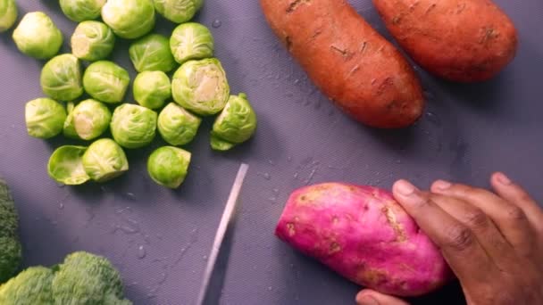 Stopni Kucharz Przygotowuje Słodkie Ziemniaki Brukselki — Wideo stockowe