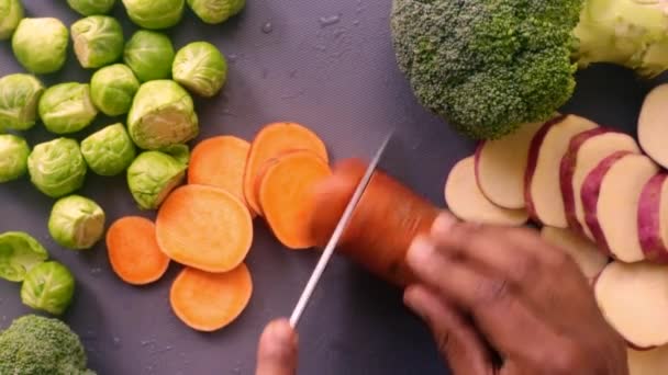 Chef Graus Preparando Batatas Doces Brotos Brussel — Vídeo de Stock