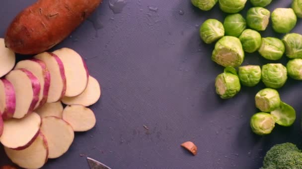 Gradi Chef Preparare Patate Dolci Cavoletti Bruxelles — Video Stock