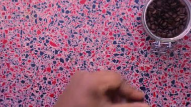 Elle öğütülen organik kavrulmuş kahve çekirdekleri.