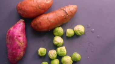 Şefin tatlı patates ve brussel filizlerini hazırlarken ki görüntüsü.