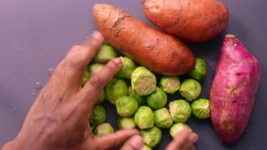 Şefin tatlı patates ve brussel filizlerini hazırlarken ki görüntüsü.