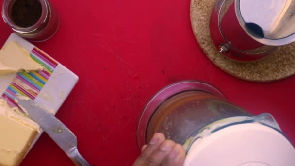Grau Pessoa Fazendo Café Com Manteiga Mct — Vídeo de Stock