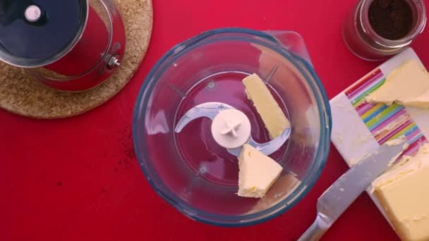 Grau Pessoa Fazendo Café Nutritivo Com Manteiga Óleo Mct — Vídeo de Stock