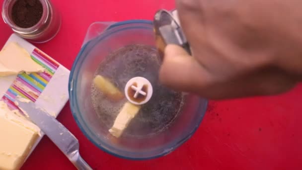 Derajat Orang Membuat Kopi Nutrisi Dengan Mentega Dan Minyak Mct — Stok Video