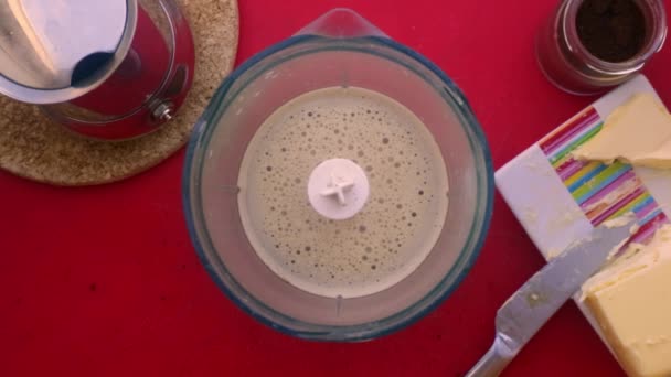 バターとMct油で栄養価の高いコーヒーを作る人の90度 — ストック動画
