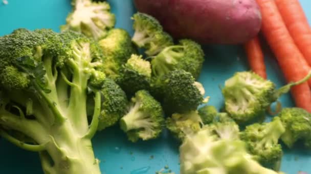 Primer Plano Persona Picando Brócoli Para Una Comida Saludable — Vídeo de stock