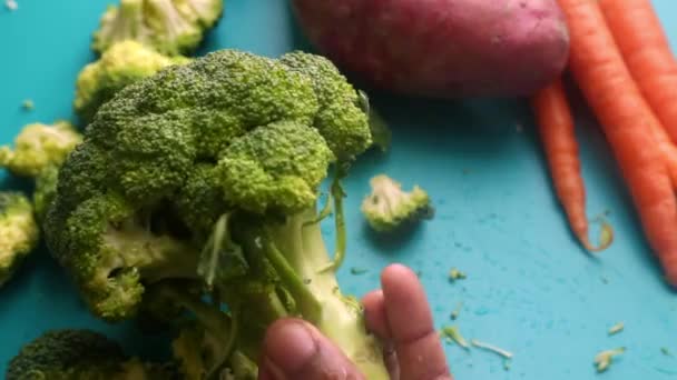 Gros Plan Personne Coupant Brocoli Pour Repas Sain — Video