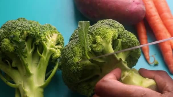 Close Pessoa Preparando Brócolis Para Refeição Saudável — Vídeo de Stock