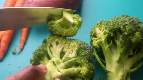 Close Pessoa Preparando Brócolis Para Refeição Saudável — Vídeo de Stock