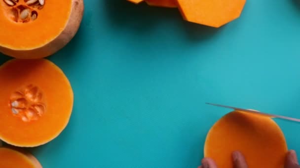 Posa Piatta Mani Persona Preparare Zucca Zucca Zucca Zucca — Video Stock