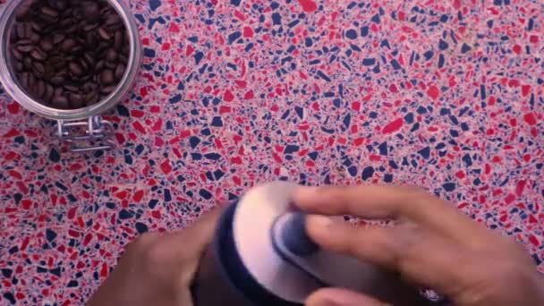 有機焙煎コーヒー豆を手動で粉砕する人のフラットレイアウト — ストック動画