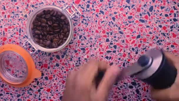 Flat Lay Pessoa Manualmente Moagem Grãos Café Torrados Orgânicos — Vídeo de Stock