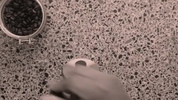 Плоский Шар Людини Вручну Подрібнює Органічні Смажені Кавові Зерна — стокове відео