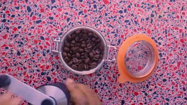 Posa Piatta Persona Manualmente Macinazione Chicchi Caffè Tostato Biologico — Video Stock