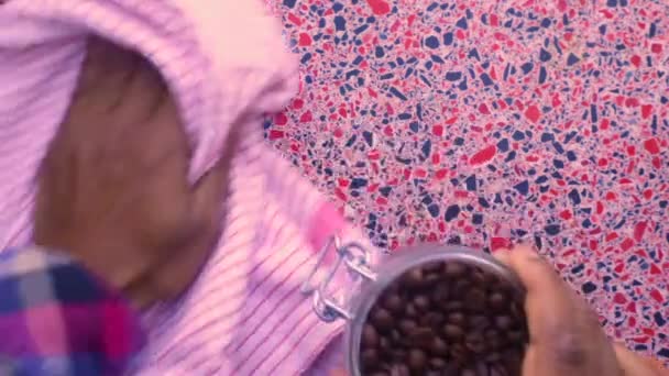 Plochá Poloha Osoby Ručně Broušení Organických Pražených Kávových Zrn — Stock video