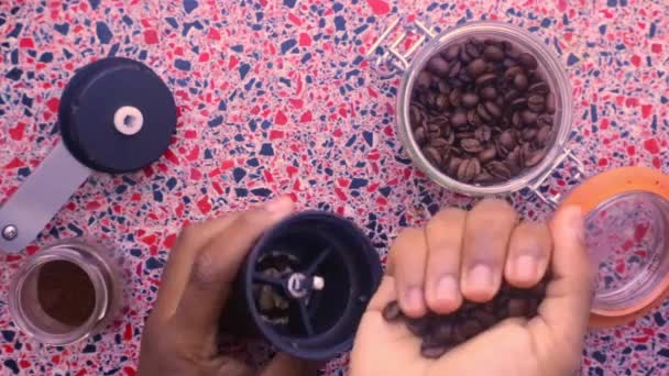 Platte Leek Die Handmatig Gebrande Koffiebonen Vermalen — Stockvideo