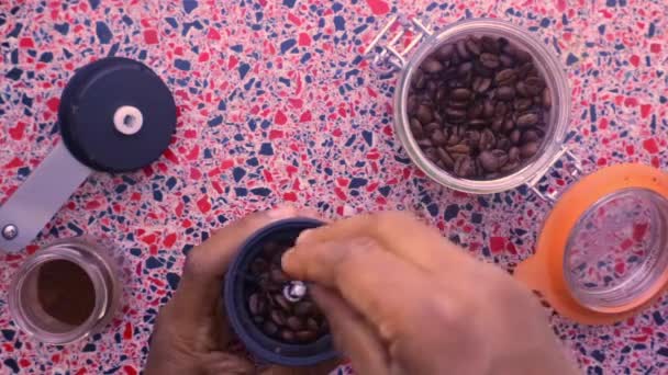 Plano Laico Persona Moler Manualmente Granos Café Tostados — Vídeo de stock