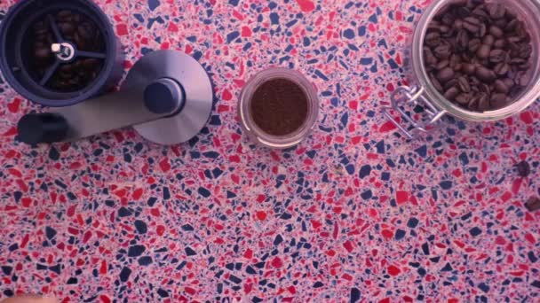 Kahveyi Moka Demliğiyle Hazırlayan Kişinin Düz Bir Görüntüsü Vardı — Stok video
