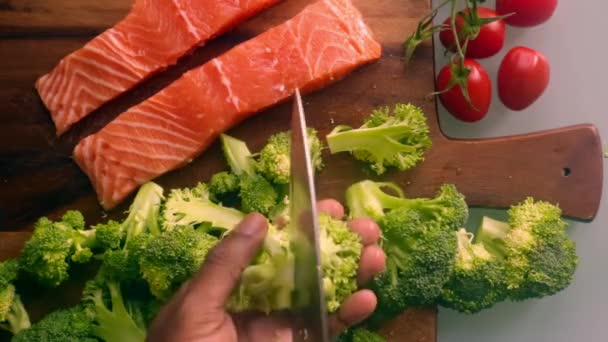 Person preparing broccoli on wooden chopping board in kitchen — Stock Footage Person Preparing Broccoli Wooden Chopping Board Kitchen Stock Footage