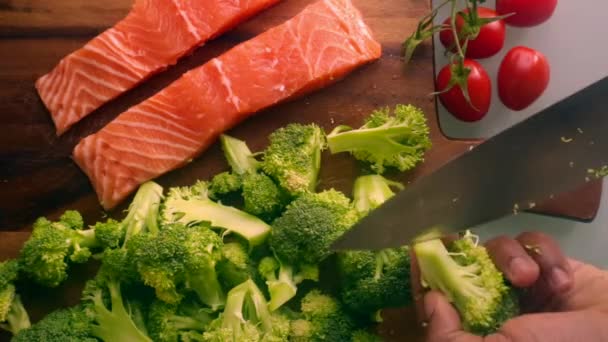 Person Som Bereder Broccoli Spånskivor Trä Köket — Stockvideo