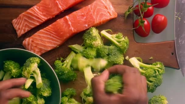 Pessoa Preparando Brócolis Tábua Corte Madeira Cozinha — Vídeo de Stock
