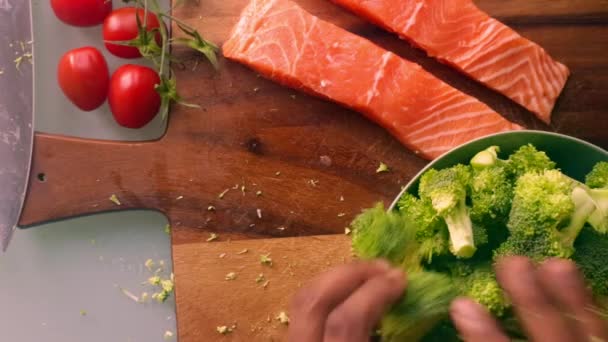 Persoon Die Broccoli Bereidt Houten Snijplank Keuken — Stockvideo