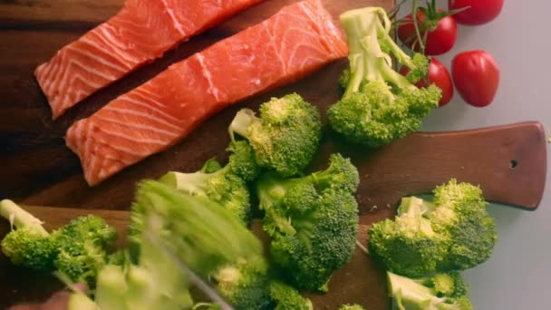 Persona Che Prepara Broccoli Tagliere Legno Cucina — Video Stock