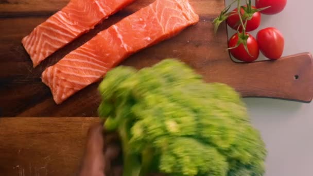 Person preparing broccoli on wooden chopping board in kitchen — Stock Footage Person Preparing Broccoli Wooden Chopping Board Kitchen Stock Footage