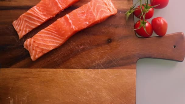 Persona Preparando Brócoli Sobre Tabla Cortar Madera Cocina — Vídeo de stock