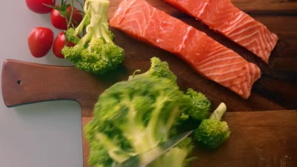 Persoon Die Broccoli Bereidt Houten Snijplank Keuken — Stockvideo