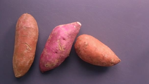 Ovanifrån Kock Förbereda Sötpotatis Och Brysselkål — Stockvideo