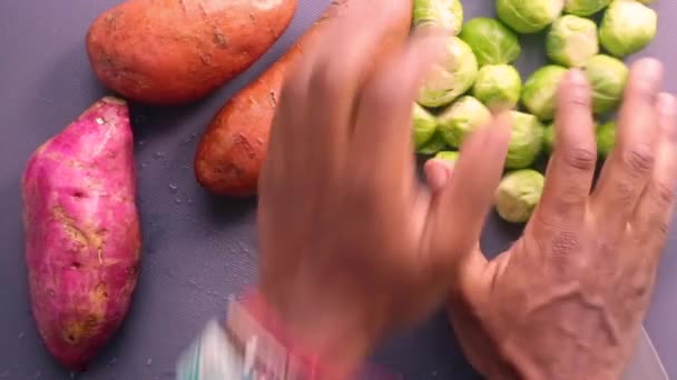 Vista Superior Del Chef Preparando Batatas Coles Bruselas — Vídeos de Stock