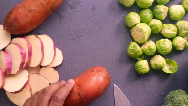 Ovanifrån Kock Förbereda Sötpotatis Och Brysselkål — Stockvideo