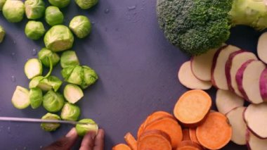 Şefin tatlı patates ve brussel filizlerini hazırlarken ki görüntüsü.