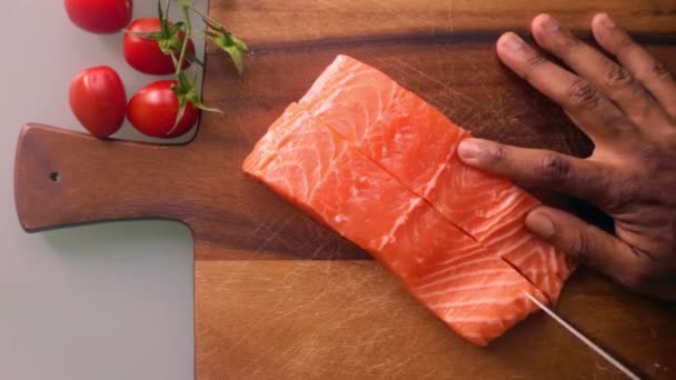 Pessoa Preparando Salmão Com Brócolis Tábua Madeira Cozinha — Vídeo de Stock