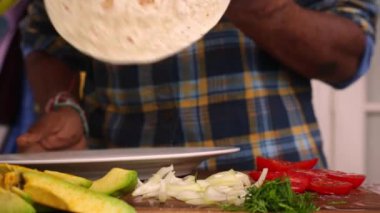 Erkek eli kapalı, evde Meksika usulü sağlıklı tortilla yapıyor.