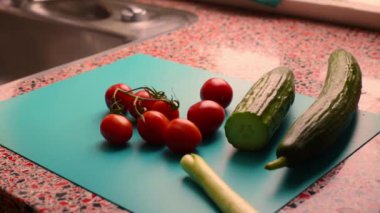 Adam elleriyle mutfakta sebze hazırlıyor.