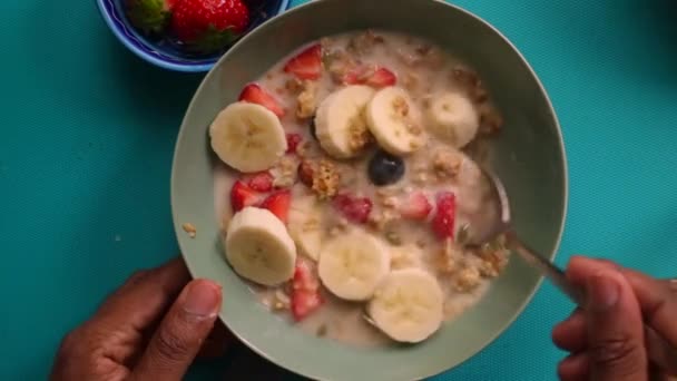 Platte Leghoek Persoon Bereiden Van Gezonde Muesli Granen Met Fruit — Stockvideo