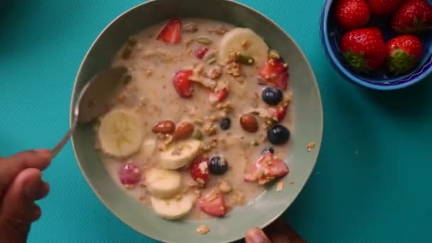 Platte Leghoek Persoon Bereiden Van Gezonde Muesli Granen Met Fruit — Stockvideo