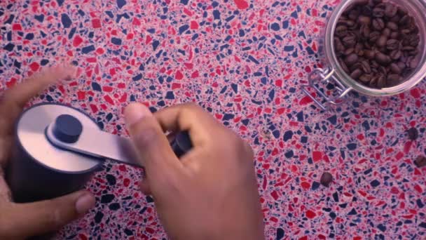 Плоский Шар Людини Вручну Подрібнює Смачні Смажені Кавові Зерна — стокове відео
