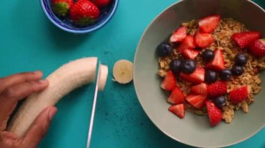 Sağlıklı müsli gevreğini meyvelerle hazırlayan kişinin düz bir görüntüsü vardı.