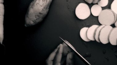 Üst düzey şef organik patates ve havuç hazırlıyor.