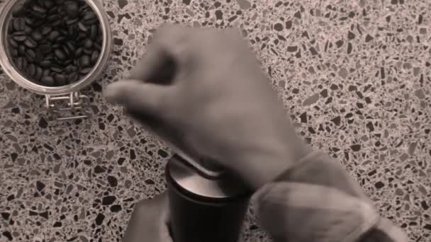 Puesta Plana Persona Moliendo Manualmente Deliciosos Granos Café Tostados — Vídeo de stock